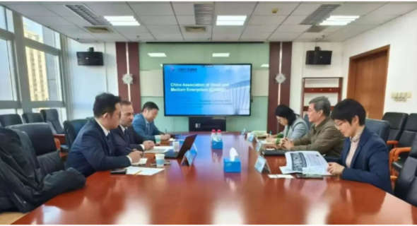 謝極接待亞洲開發(fā)銀行一行 雙方座談交流并...